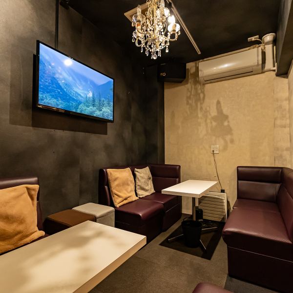 広々とした店内は、大型宴会に対応できるゆとりあるレイアウトが魅力です◎20名までの団体貸切も可能★カラオケ設備や大型テレビも完備し、映像を流しながら宴会を楽しむことができます。さらにボードゲームも揃っており、二次会までワイワイと過ごせる空間♪学生グループや会社の宴会にもおすすめの心地よい空間です☆