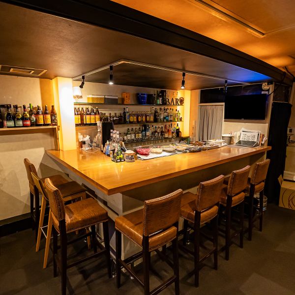 少人数でゆっくりできる席を複数用意！落ち着いたカウンター席はお一人様やデートにぴったりで、やさしい照明がくつろぎを演出しています◎女性オーナーらしさが感じられる、居心地の良さにリピーター多数★友人との食事や仕事帰りにも立ち寄りやすく、長居しやすいところも人気の理由です！