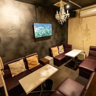 《複数人でもゆったりと寛げるソファー席です◎》