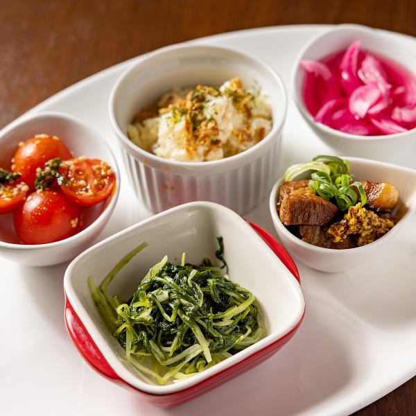 人気の無添加手作りおばんざい盛り合わせ（5種盛り）