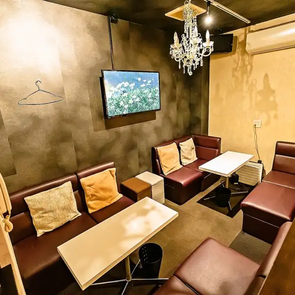 広々とした店内は、大型宴会に対応できるゆとりあるレイアウトが魅力です◎20名までの団体貸切も可能★カラオケ設備や大型テレビも完備し、映像を流しながら宴会を楽しむことができます。さらにボードゲームも揃っており、二次会までワイワイと過ごせる空間♪学生グループや会社の宴会にもおすすめの心地よい空間です☆