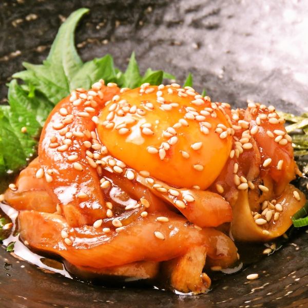 鶏ユッケ温玉のせ