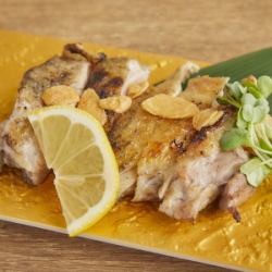 Low-temperature cooked charcoal-grilled chicken thigh yakitori (plain)