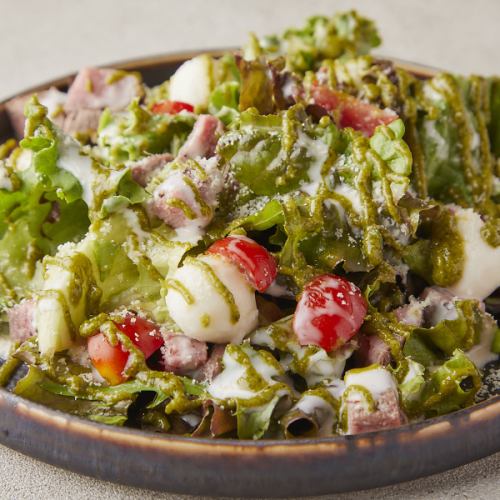 角切りローストビーフとモッツァレラのバジルシーザーサラダ