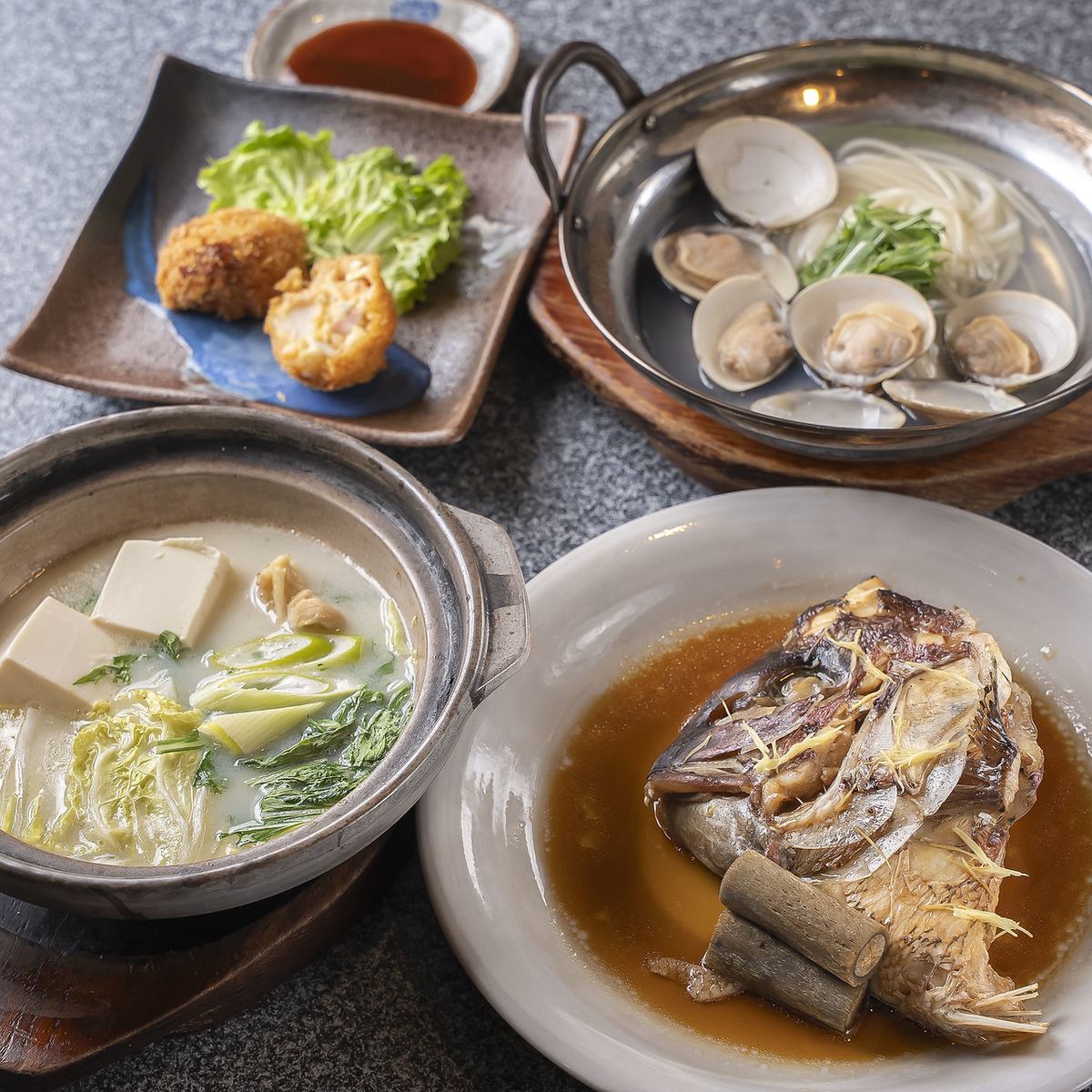 这家餐厅以其家常菜而闻名。我们期待着您的光临