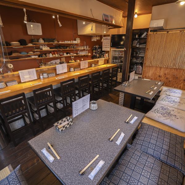 [◆整个商店] 柔软的木纹和淡淡的灯光包裹着令人平静的空间。您还可以租用场地专门供 10 至 20 人的团体使用。欢迎来这里享受宁静而温暖的时光，这里是游客和当地人自然聚集的地方。