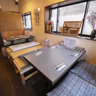 ゆったりと座れる4名掛けのテーブル席全2席。最大で10名様までご利用いただけます。ご夫婦や友人同士で落ち着いて食事を楽しめる空間。木目の優しい雰囲気の中、季節の料理や焼鳥を囲めば自然と会話も弾みます。静かに味わいたいひとときにもおすすめです。