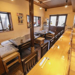 貸切利用は10名様以上から最大約20名様まで対応可能。木の温かみ溢れる空間をまるごと自分たちだけで使える贅沢は、特別な集まりにぴったり。旬の和食や香ばしい焼鳥を囲みながら、気兼ねなく語らい笑い合えるひとときを。店主も温かく迎えてくれる、アットホームさも魅力です。
