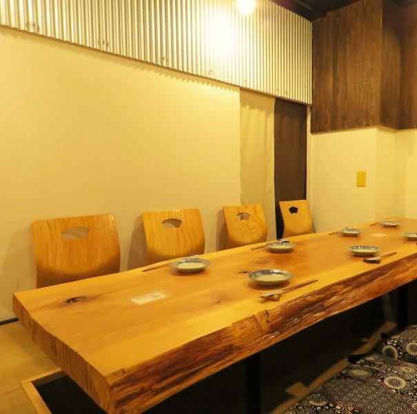 ゆったり宴会には個室が◎全5部屋！団体様用席は皆様のお顔が見える様なお席の作りとなっており、宴会や飲み会、歓送迎会にもピッタリのお席となっております。大人数で盛り上がりたいお客様は是非当店をお使いください。