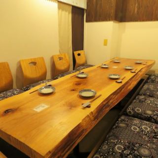 【6名様～10名様向けの個室】女子会や合コンなど少人数でのご利用にぴったりのお席となっております。周りを気にせずご宴会を楽しむなら個室がおすすめです◎ご来店人数にあった個室をご案内させていただきます！是非ご利用ください。