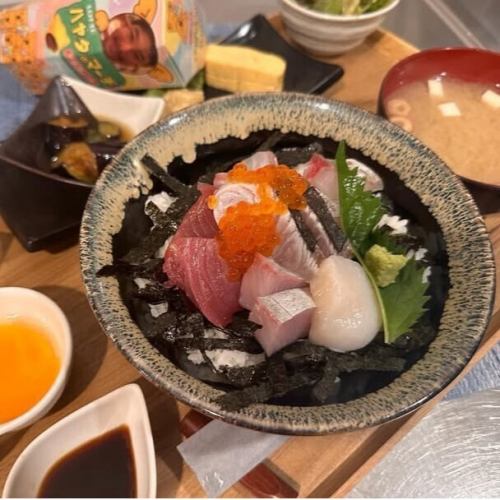 Bowl of rice topped with sashimi