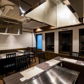 15석의 카운터를 준비하고 있습니다.요리사와의 거리가 가까워 구운 소리와 향기를 오감으로 즐길 수 있는 라이브감이 매력입니다.엄선된 고베규를 사용해, 주문마다 정중하게 구워 하는 스타일이 되고 있습니다.혼자는 물론, 데이트나 기념일에도 딱.조용히 맛있는 시간을 보내고 싶은 분에게 추천하는 은신처 스테이크점입니다