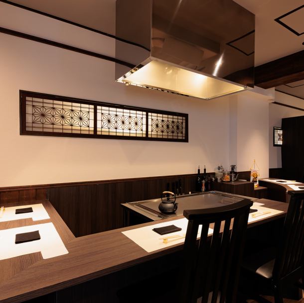 【温かい木のぬくもりに包まれるリラックス空間】木のぬくもりを全面に感じられる店内は、心からリラックスできる雰囲気です。柔らかな照明の下、デートから女子会、ご家族連れまで、どなた様も気兼ねなくお過ごしいただける、心温まる空間です。