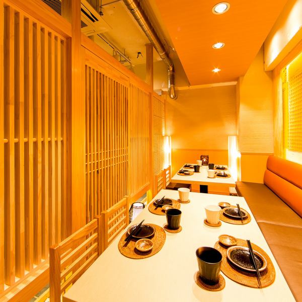 当店は全席個室を完備している居酒屋です。何名様でもご案内OK！接待やデート、女子会に最適な少人数席から、歓送迎会など大人数宴会に対応できる宴会場まで大中小さまざまなお席をご用意。間接照明が優しく灯る空間は、都会の喧騒を忘れさせてくれるリラックス空間です。当店で至福のひとときをぜひお過ごしください。