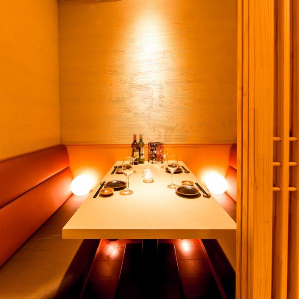 当店は全席個室を完備している居酒屋です。デートや合コンにもぴったりなお洒落な空間で、こだわりの料理をお楽しみいただけます。少人数でゆったり寛げるお席から、大人数で盛り上がれる団体席まで多数ご用意。貸切のご利用も承っておりますので、ぜひお早めにご予約ください。