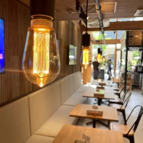 柔らかい照明と薪の香りがふわっと香る店内ではリラックスしながら、お食事をお楽しみいただけます。