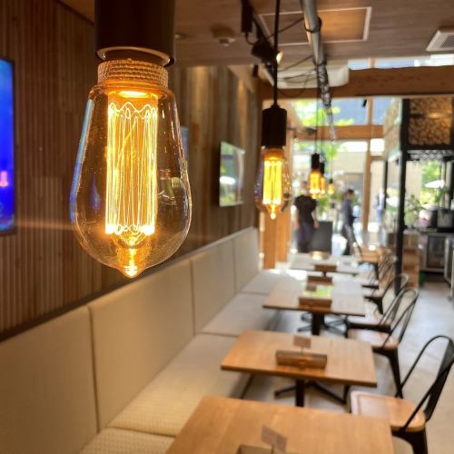 柔らかい照明と薪の香りがふわっと香る店内ではリラックスしながら、お食事をお楽しみいただけます。