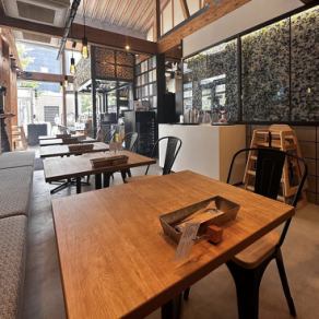 ”海洋保護”をコンセプトにした店内では、海の映像や砂浜に流れつくガラスなど細かいこだわりが詰まっております。