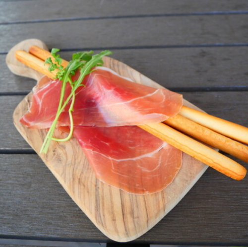 生ハムとグリッシーニ