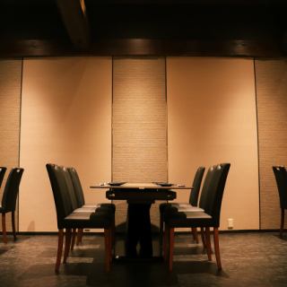テーブル席は、落ち着いた雰囲気の中で特別なひとときを楽しむのに最適な空間です。シンプルで洗練されたデザインが施され、温かみのある木材と心地よい座椅子が、リラックスした食事体験を提供いたします。広々としたテーブルは、友人や家族との会話を楽しむのにぴったりで、料理をゆったりと味わえる環境が整っています。