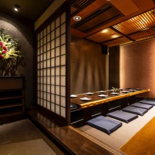 最大12名様までご利用いただける掘りごたつ個室は、プライベート感を大切にした落ち着いた空間です。和の雰囲気漂うデザインでリラックスしながらお食事を楽しめます。加熱式たばこのみ喫煙が可能で、喫煙者も安心して過ごせる環境を整えています。特別な集まりや大切な人とのひとときに、心地よい時間をお過ごしください。