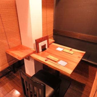 带有日本气氛的两人餐桌座位。它是朋友和夫妇的热门座位。所有桌子座位都可以用窗帘隔开。这是一个充满私人感觉的座位！