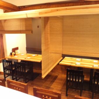 一家雅緻的日本餐廳。請放鬆所有桌子座位都可以用窗簾隔開。這是一個充滿私人感覺的座位！