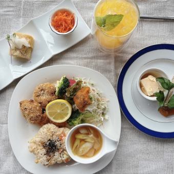 【夜カフェプラン】小皿プレート・選べるごはん・ドリンク2杯・デザート付き2500円(税込)