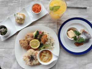 【晚间咖啡套餐】包含小盘菜、米饭（任选一种）、两杯饮料、甜点