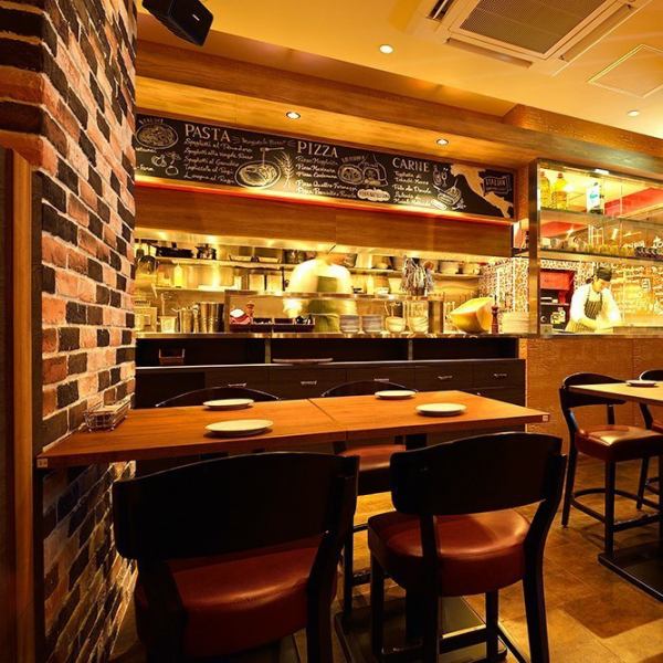 Table seats for up to 4 people.A casual and open atmosphere full of warmth of wood.You can enjoy the atmosphere as if you were in an authentic Italian izakaya with its interiors such as indirect lighting and wall decorations.