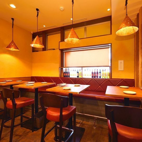 A table seat that can accommodate up to 2 people.A high chair seat where you can easily drop by by yourself as well as on a date.We also recommend the bar style where you can enjoy snacks with sake.