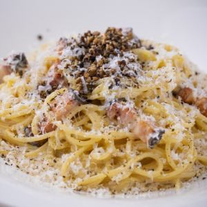 Luxurious carbonara made with "Shimokawa Rokuo Enzyme Egg" and black truffle aroma