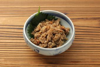 煮熟的日本胡椒和鬆散的魚