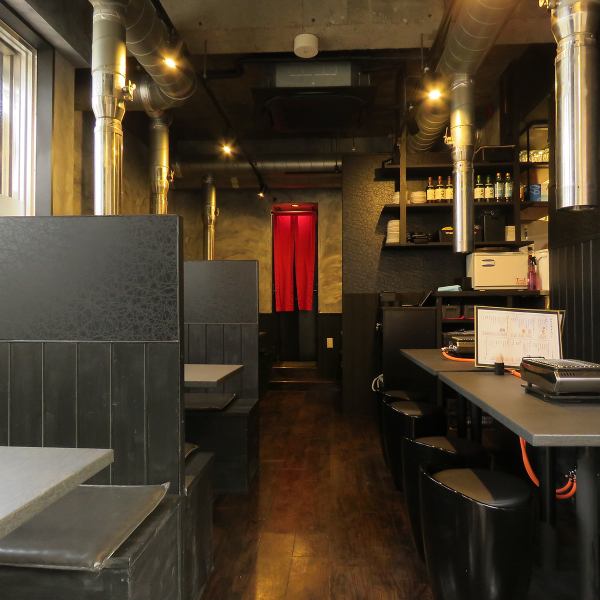 The interior of the one-floor store is based on black.An izakaya-style restaurant where families, friends, and couples can casually enjoy yakiniku.We have table seats and semi-private seats available, so please feel free to use them.