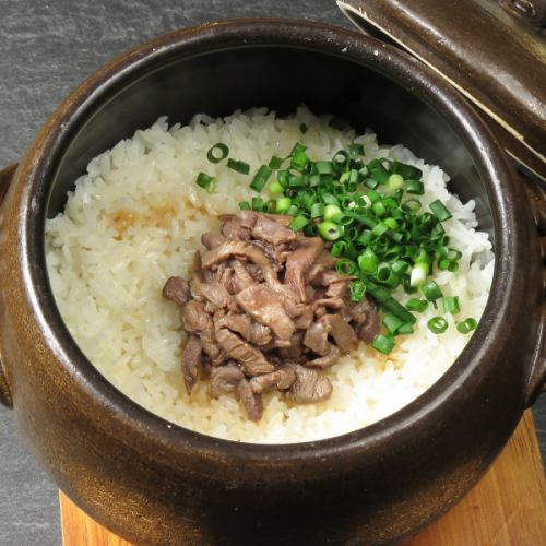 Specialty! Earthen pot rice cooked with beef bone soup