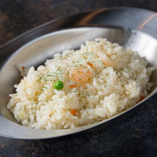 【鮮やかな彩りが食欲をそそる！】エビピラフ