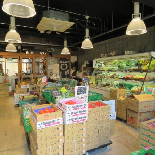 We have a greengrocer and a fruit and vegetable shop! Plenty of vegetables and fruits ◎