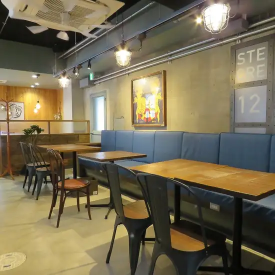 柳井町商店街にあるモダンなカフェ。老若男女問わず人気です。