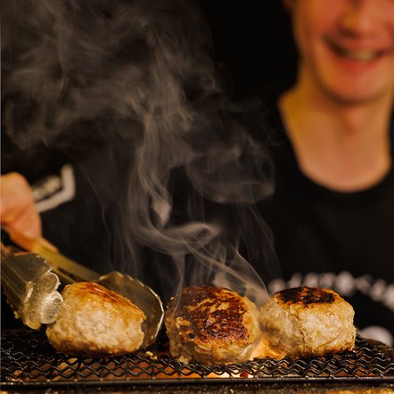 おいしい炭火焼ハンバーグが豪華セットで食べ放題☆飲み放題付きのプランも人気です!