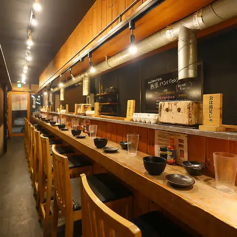 お一人でのお食事やカップルでのご利用におすすめなカウンターのお席。店内は明るい雰囲気でどなたでも来店しやすい空間です!
