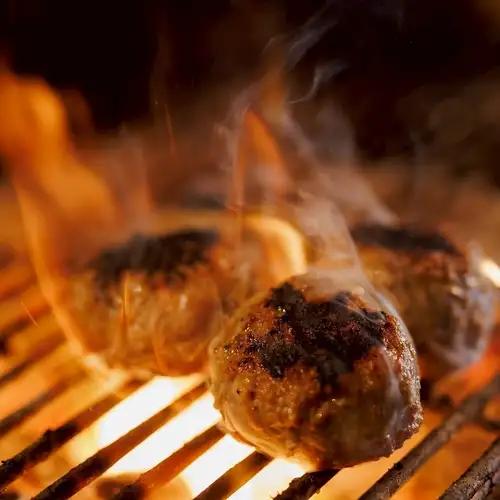 炭火で焼くおいしさをご堪能ください！