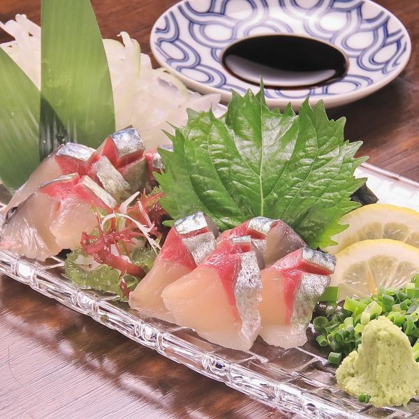 [Fresh mackerel sashimi with a cost rate of over 90%] The mackerel that is purchased just before the business opens has a different level of freshness!A masterpiece that keeps customers coming back for more.