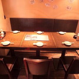 女子会やご宴会に最適なテーブル席。半個室のような作りのため、身内だけで盛り上がれます♪