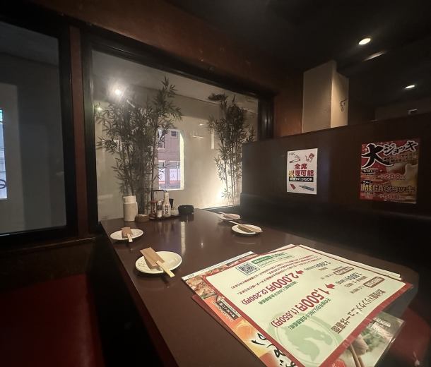落ち着いた雰囲気の店内にはBOX席をご用意しております。周りのお席とは離れておりますので、個室でなくてもゆったりとご宴会をお楽しみいただけます。ぜひかまどか　武蔵小杉店で素敵な宴会のひと時をお過ごしください♪予約受付中！