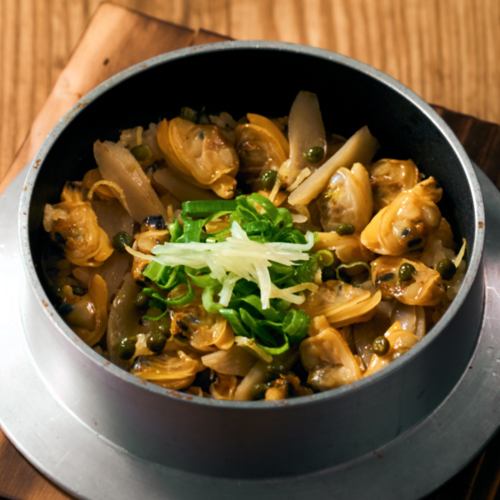 Clam and sansho pepper rice cooked in a pot