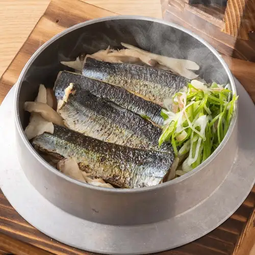 [Sanriku Region] Saury and Mushroom Kamameshi (rice cooked in a pot)