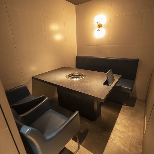 周囲の視線が気にならないプライベートな完全個室を完備しております。中規模な会社宴会や、ママ友との主婦会、友人同士の飲み会に最適です。ゆったりと落ち着いた雰囲気の中、美味しいお肉とお酒を囲み、会話が弾むひとときをお過ごしいただけます。特別な日のお祝いにもご利用ください。