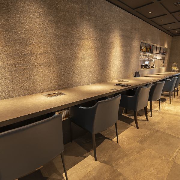 お一人様や少人数でのご利用に最適なカウンター席をご用意しております。仕事帰りにふらっと立ち寄る「サク飲み」や、サクッと食事を済ませたい時にぴったり。忙しい一日の終わりに、上質な黒毛和牛を味わいながら、至福のひとときをお過ごしいただけます。お気軽にお立ち寄りください。