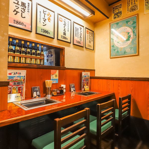 懐かしい昭和の雰囲気が漂う、活気あふれる店内です。店内には、お一人様でも気軽に楽しめるカウンター席3席ご用意。またご家族やご友人と囲めるテーブル席もございます。お値段や服装を気にせず、誰とでも気兼ねなく楽しめるのが魅力◎まるで地元の定食屋さんのように、誰もがホッとできる温かい時間を提供します。