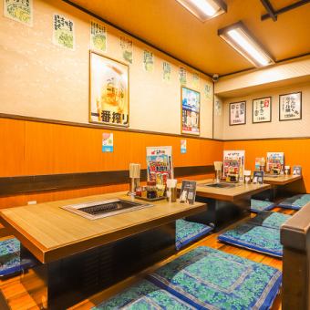 広々としたテーブル席は、ご家族やご友人とワイワイ楽しみたいときに最適です。5卓ご用意しており、グループでのご利用にも便利です。美味しいお肉をみんなで囲んで、楽しいひとときをお過ごしください♪